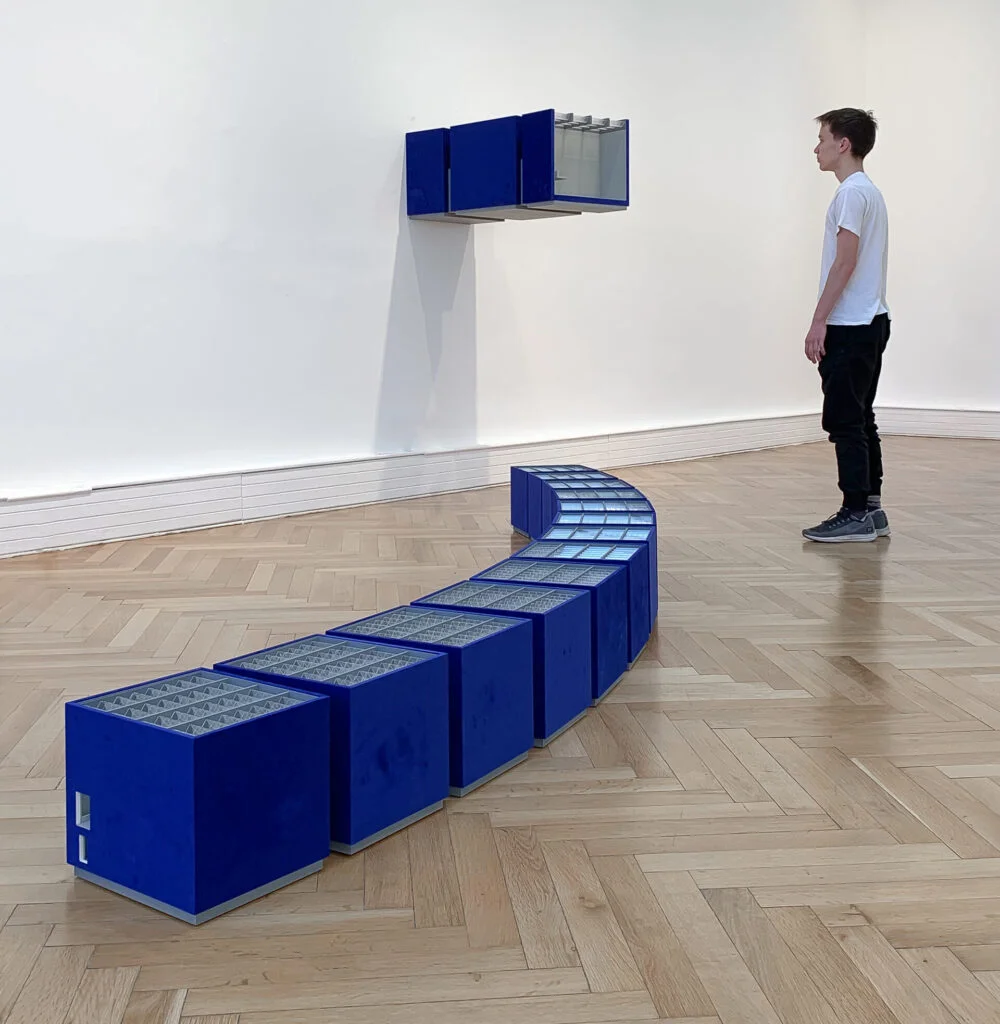 Blaue Würfel-Installation mit architektonischen Strukturen im Galerieraum – Kunstobjekt.