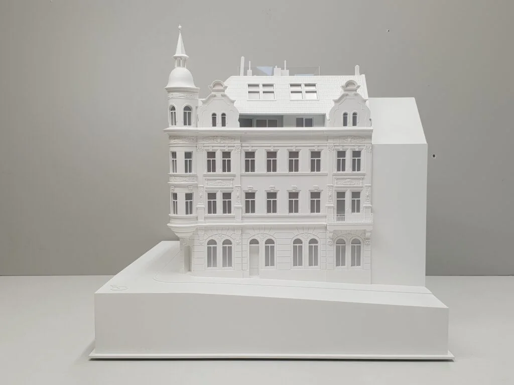 Architekturmodell Immobilien 1:100 – historisches Wohnhaus mit Turm, Dachausbau und Ornamentfassade.