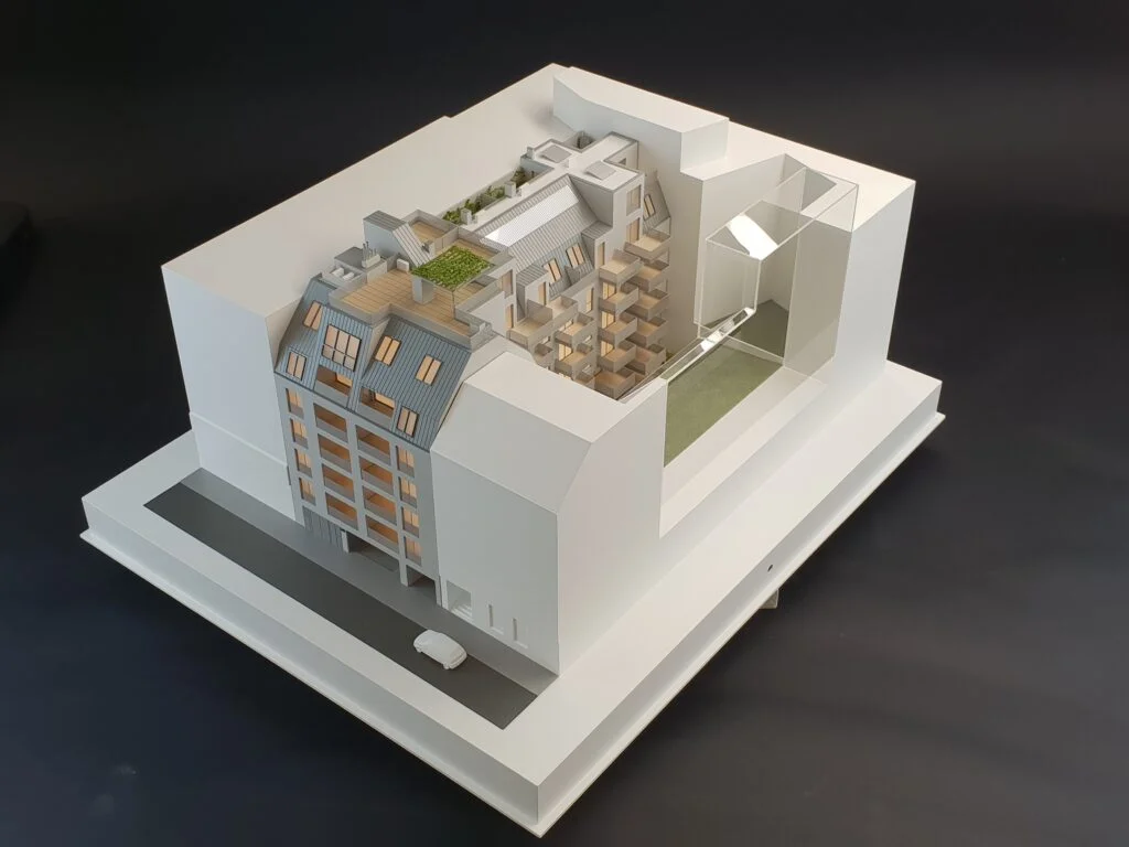 Architekturmodell Immobilien 1:100 – Wohnhaus mit Innenhof, Dachbegrünung und offenen Fassadendetails.