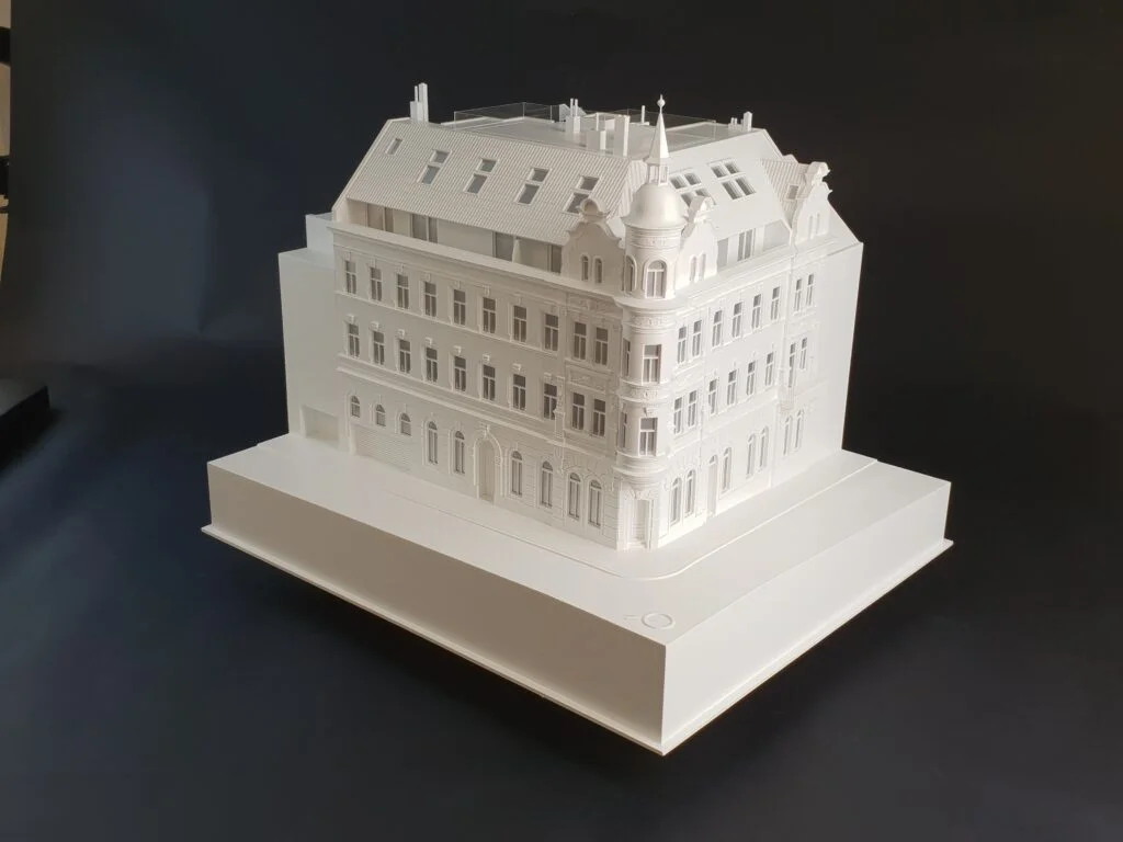 Architekturmodell Immobilien 1:100 – historisches Wohnhaus mit Dachausbau, Ornamentfassade und Gauben.