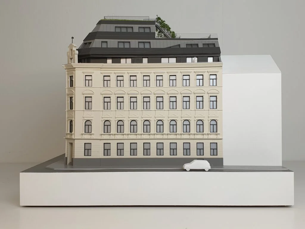 Architekturmodell Immobilien 1:100 – klassisches Wohnhaus mit Fassade im Altbaustil und Dachausbau.
