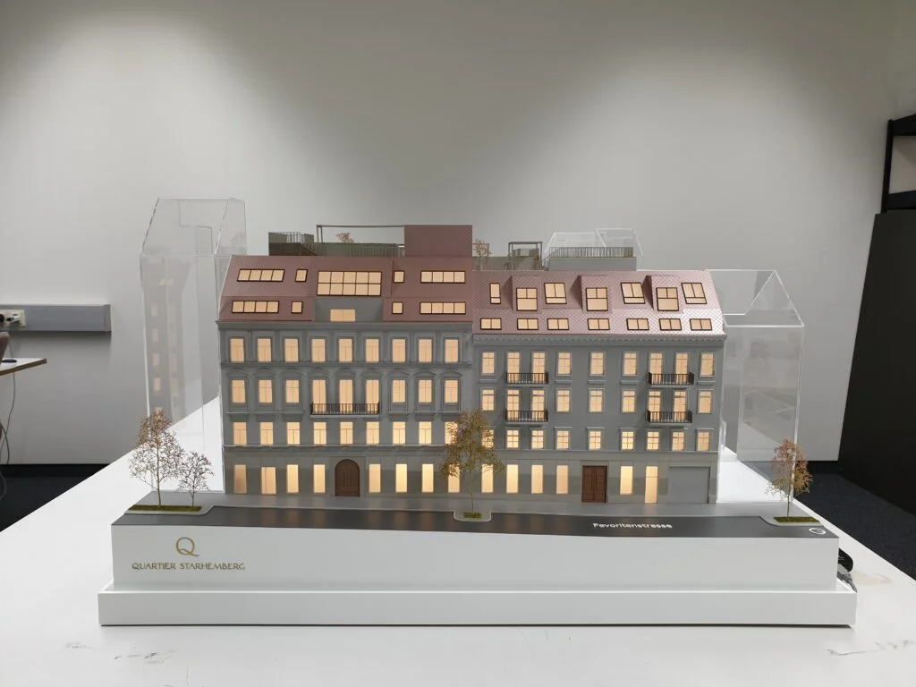 Architekturmodell Immobilien 1:100 – Wohnhaus mit Altbaufassade, Dachgeschosswohnungen und Beleuchtung.