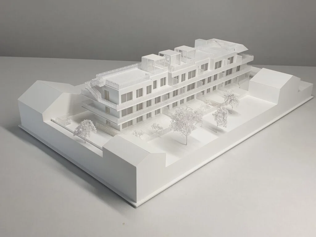 Architekturmodell Immobilien 1:100 – längliches Wohnhaus mit Balkonen, Dachausbau und Außenbegrünung.