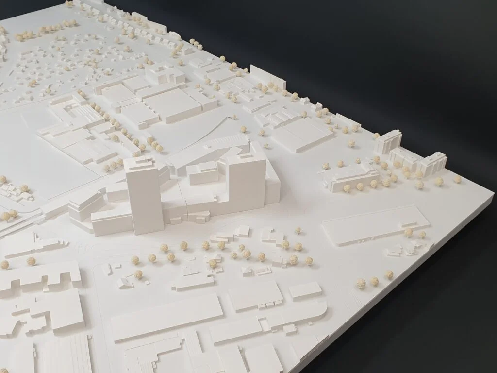 Umgebungsmodell – Stadtgebiet mit weißen Baukörpern, Hochhaus und Baumstrukturen, homogen dargestellt für Wettbewerbe.