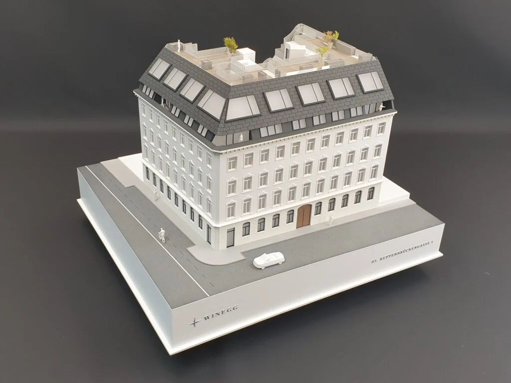 Architekturmodell Immobilien 1:100 – Altbau-Wohnhaus mit Dachausbau, Innenhof und klassischer Fassade.