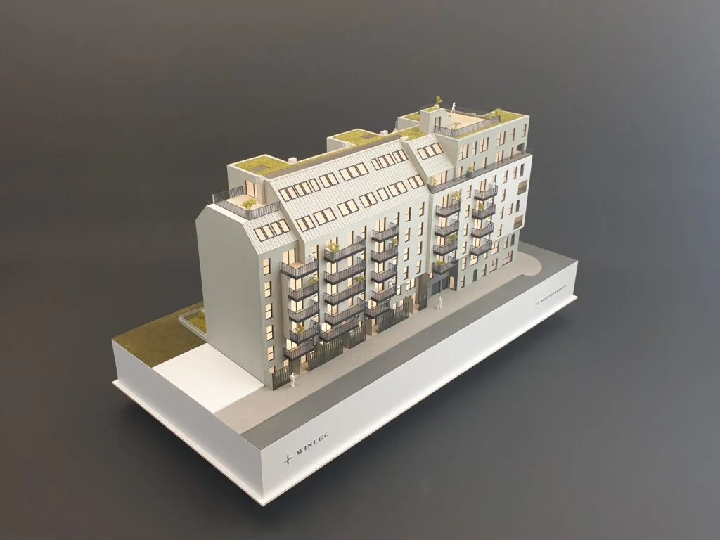 Architekturmodell Immobilien 1:100 – Wohnhaus mit Balkonen, Dachterrassen und Fassadendetails.