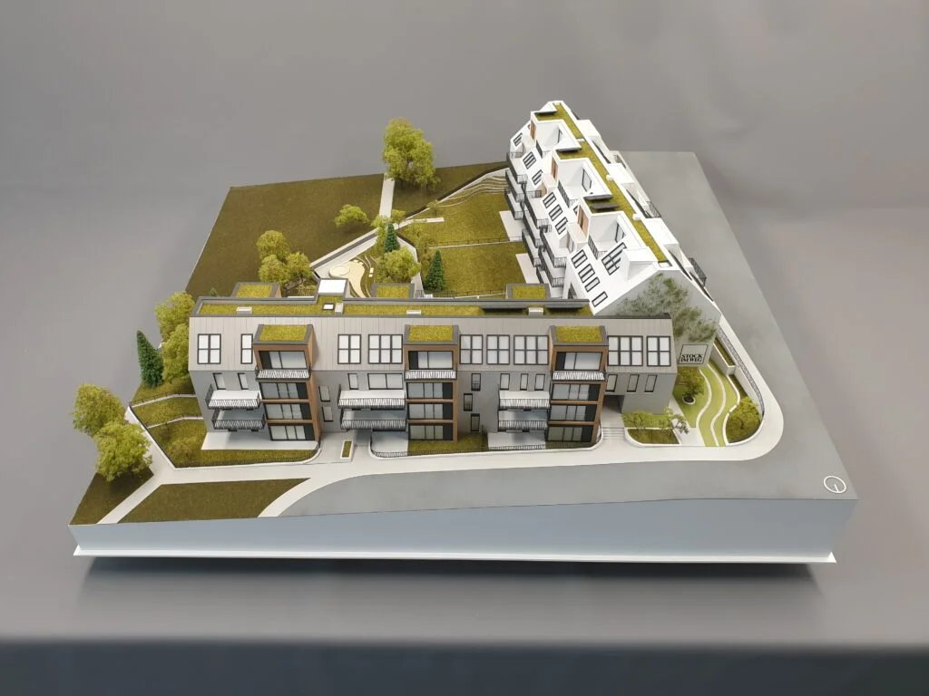 Architekturmodell Wohnbau 1:100 – detailreiche Immobilienpräsentation mit Dachbegrünung, Terrassen und Umgebung in Wien.