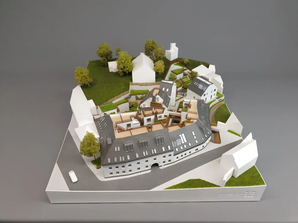 Architekturmodell Wohnensemble 1:100 – Hofstruktur mit Wohnungen, begrünten Flächen und präziser Detaildarstellung.