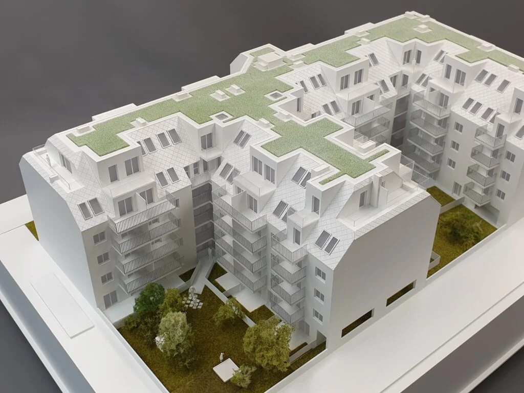 Architekturmodell Immobilien 1:100 – Wohnanlage mit Dachbegrünung, Innenhof und Fassadendetails.