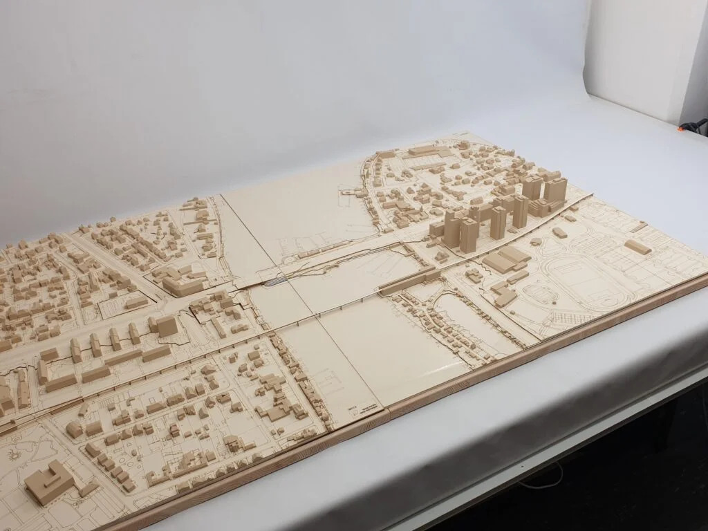 Umgebungsmodell – Holzmodell einer Stadtstruktur mit abstrahierten Baukörpern, Straßenzügen und topografischen Elementen.