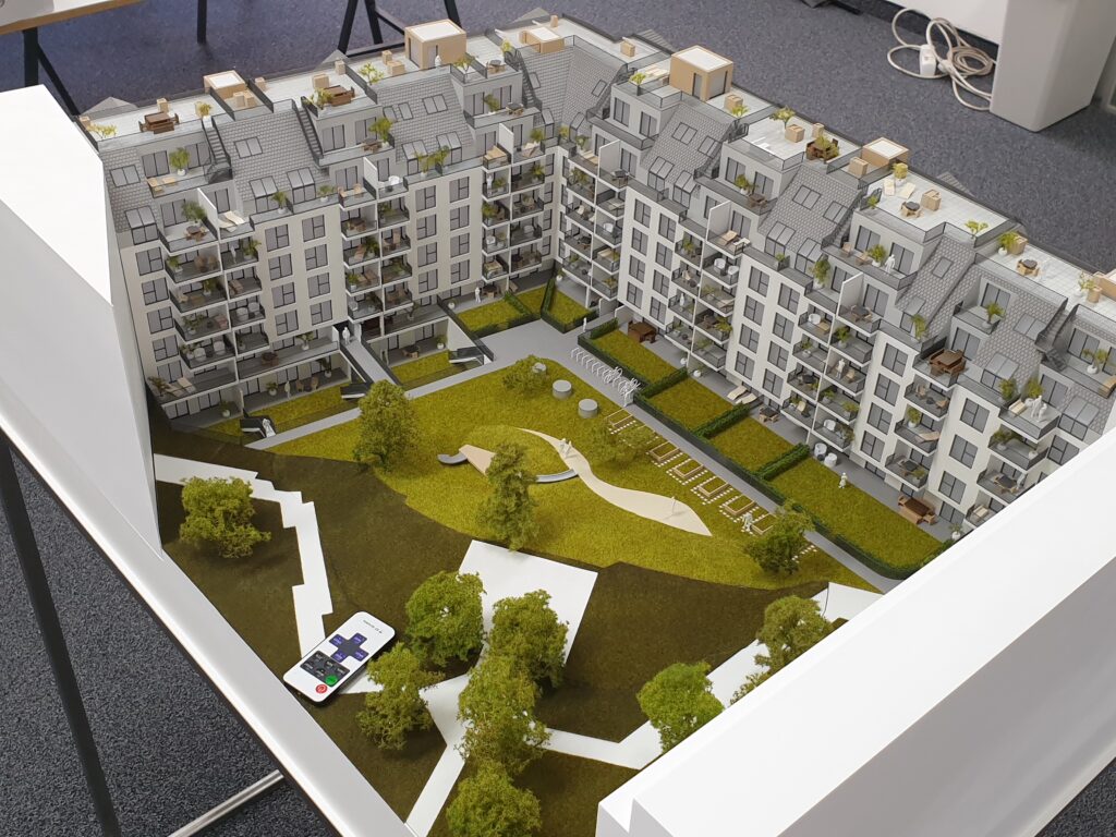 Architekturmodell Stadtquartier 1:100 – Wohnanlage mit Innenhof, Balkonen und begrünten Flächen.