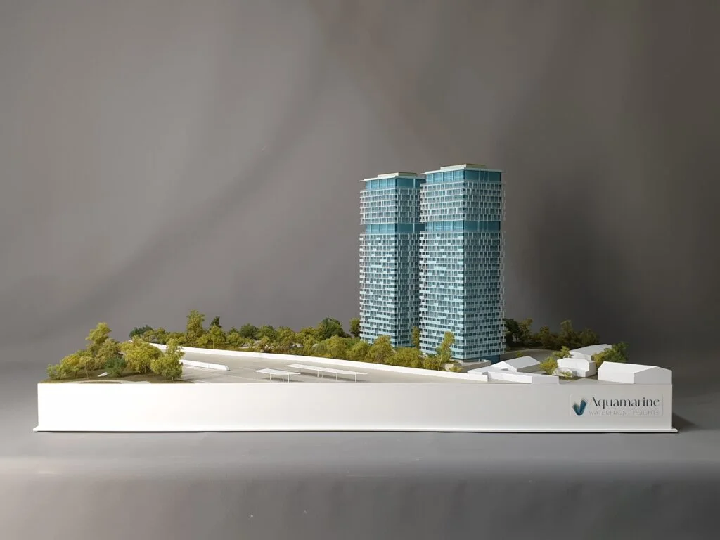 Architekturmodell Immobilien 1:100 – zwei Wohnhochhäuser mit Glasfassaden und Landschaftsgestaltung.