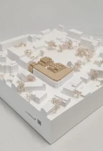 Weißes Umgebungsmodell mit Gebäuden und Bäumen – städtebauliche Darstellung für Architekturwettbewerbe.
