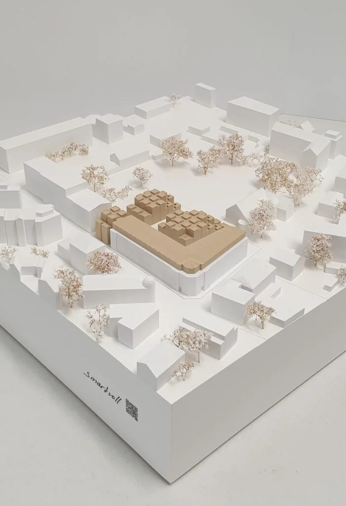 Weißes Umgebungsmodell mit Gebäuden und Bäumen – städtebauliche Darstellung für Architekturwettbewerbe.