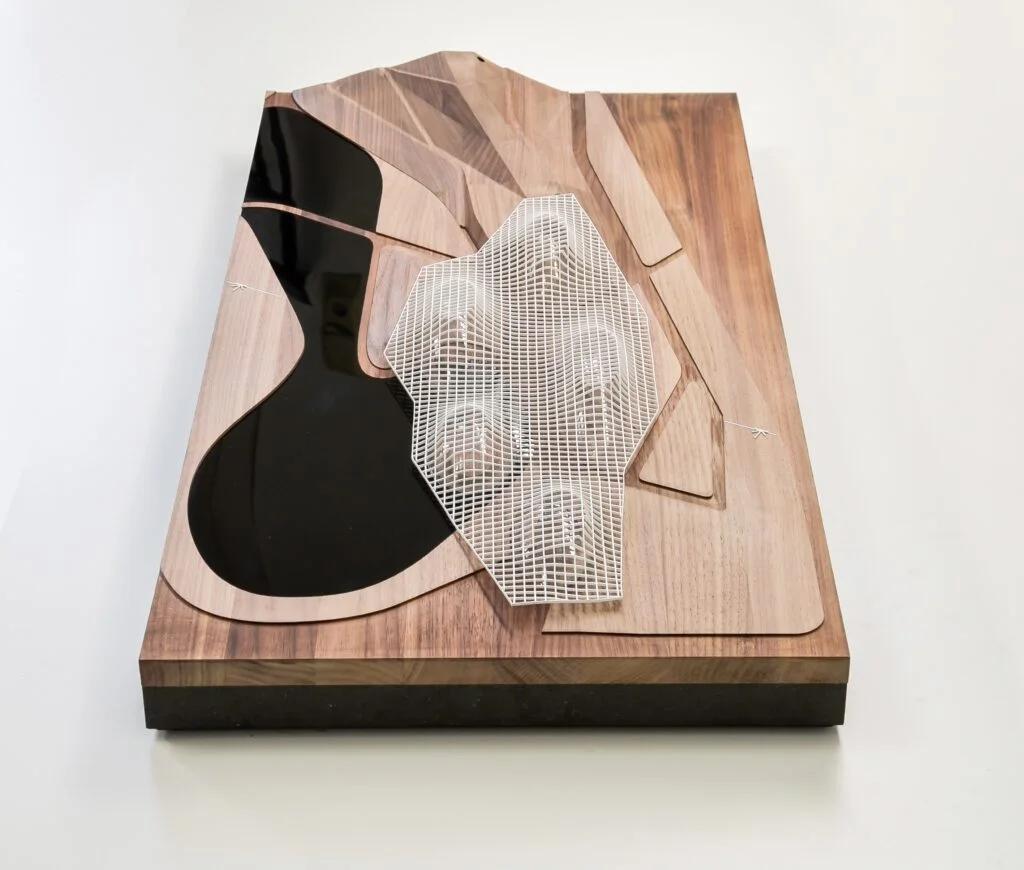 Kunstmodell – Architekturmodell aus Holz und Acryl mit topografischer Gestaltung, Wasserflächen und moderner Designästhetik.