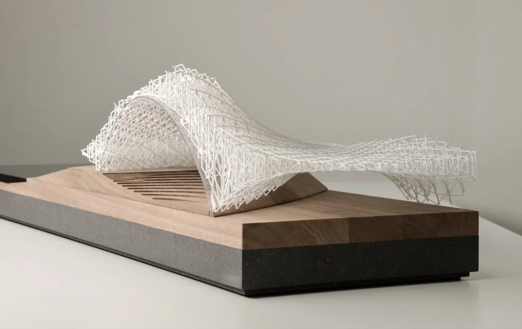 Kunstobjekt Architekturmodell mit weißer Gitterstruktur auf Holzfundament – modernes Ausstellungsobjekt.