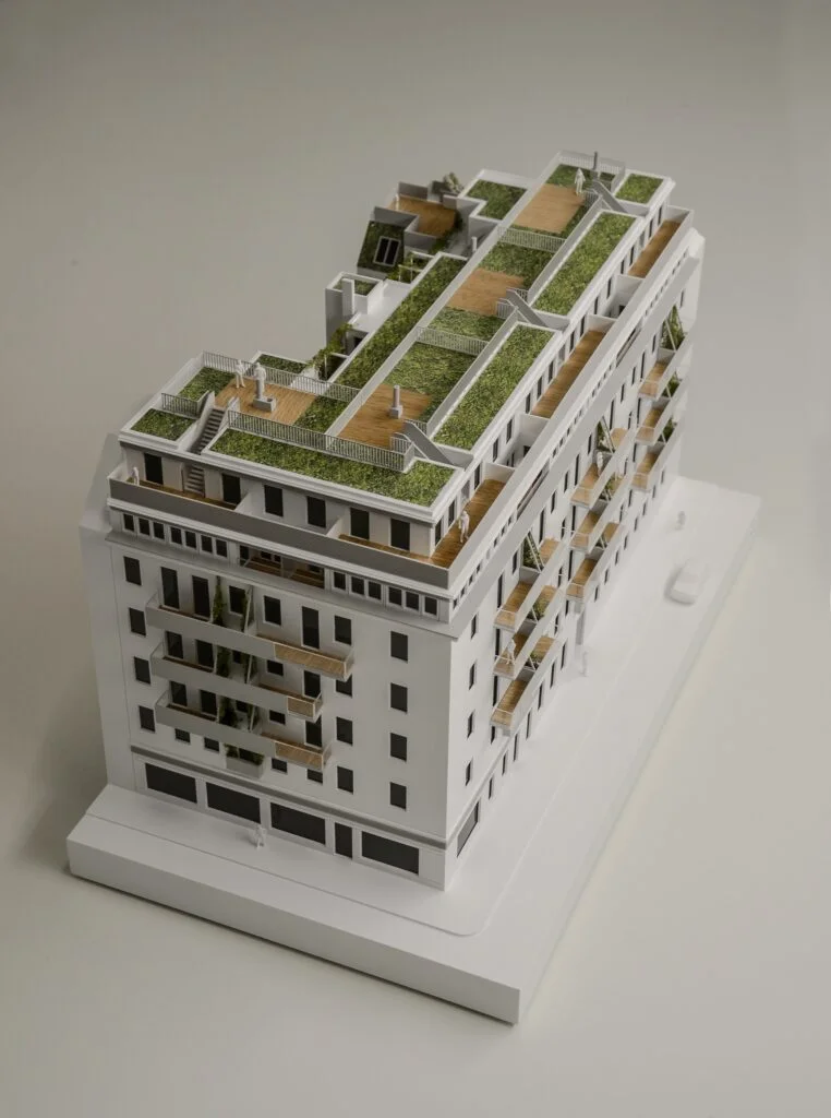 Architekturmodell Stadtgebäude 1:100 – Wohnhaus mit begrüntem Dach, Balkonen und detaillierter Fassadenstruktur in Wien.
