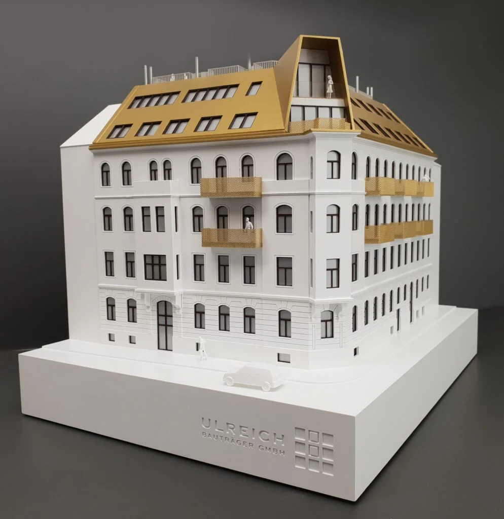 Architekturmodell Altbau 1:100 – Sanierung mit modernem Dachausbau, goldfarbenen Balkonen und Fassadendetails.