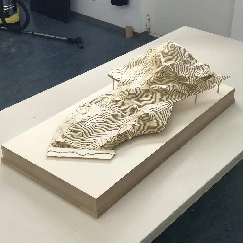 Topografisches Landschaftsmodell aus Holz – Höhenlinien und Geländestruktur für Architektur- und Städtebauprojekte.