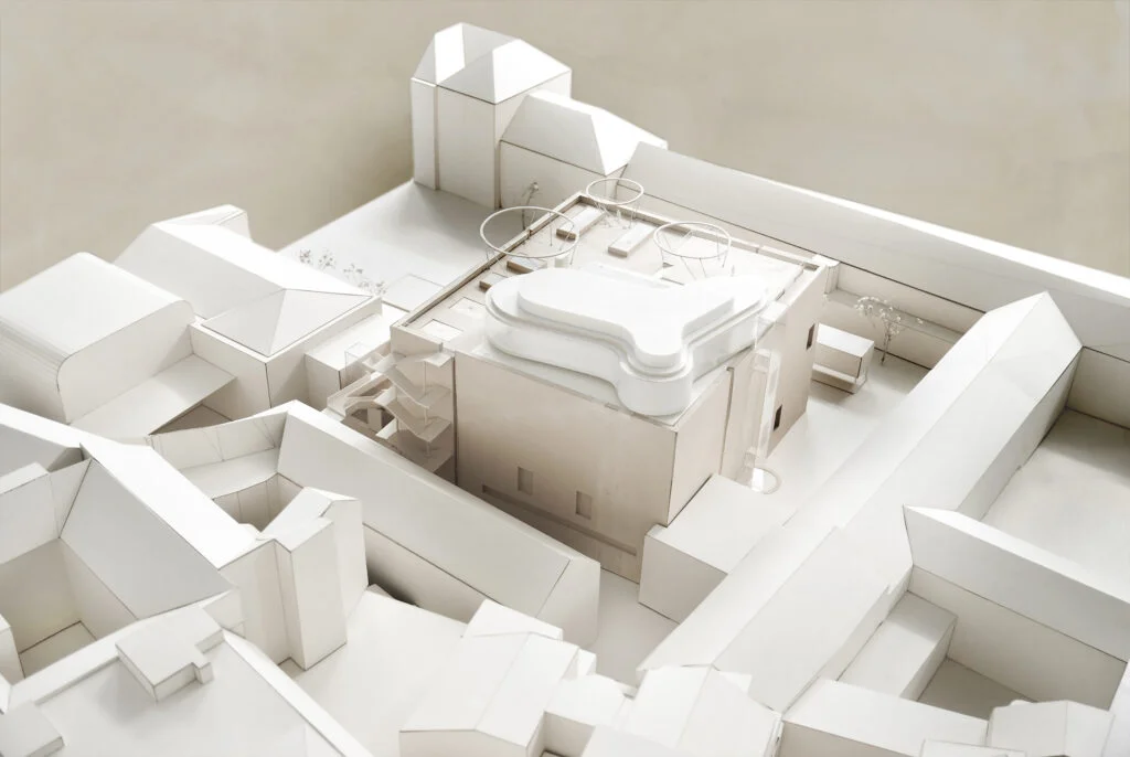 Architekturmodell – Innenhofbebauung mit homogener Darstellung und markanter organischer Dachgestaltung.