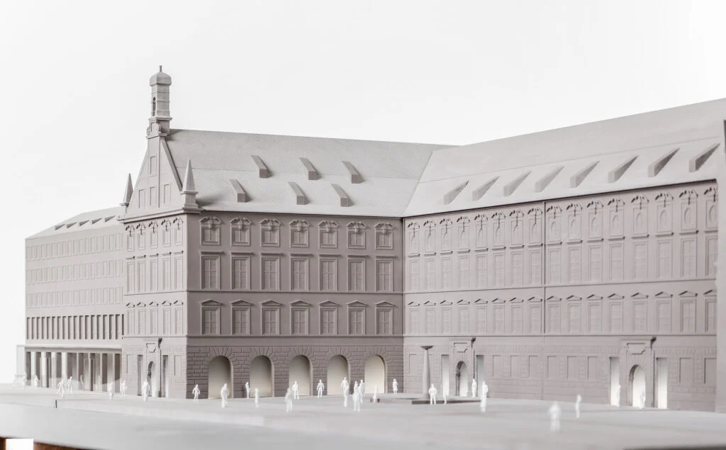 Homogenes Architekturmodell – historisches Gebäude mit Arkaden, Satteldach und detaillierter Fassadenstruktur im reduzierten Maßstab.