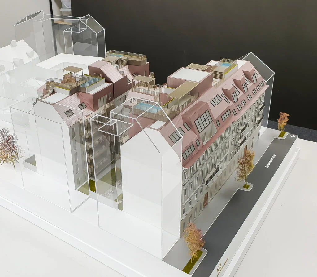 Vollfarbiges Architekturmodell 1:100 – historische Fassade mit modernen Dachterrassen und Innenhof.
