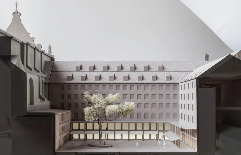 Architekturmodell Wien – Wettbewerbsmodell im Maßstab 1:500, historischer Gebäudekomplex mit Innenhof, Fassadenstruktur und Baumgestaltung.