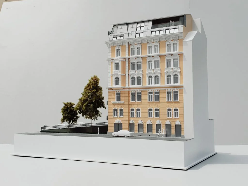 Verkaufsmodell Stadthaus mit klassischer Fassade und modernem Dachausbau – detailreiches Immobilienmodell für Präsentationen.