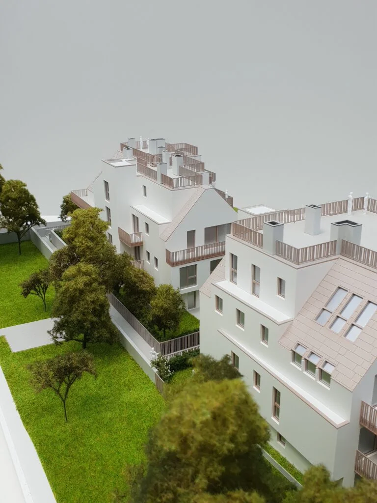 Verkaufsmodell Wohnhäuser mit Gärten, Terrassen und Begrünung – hochwertiges Immobilienmodell für Präsentationen.