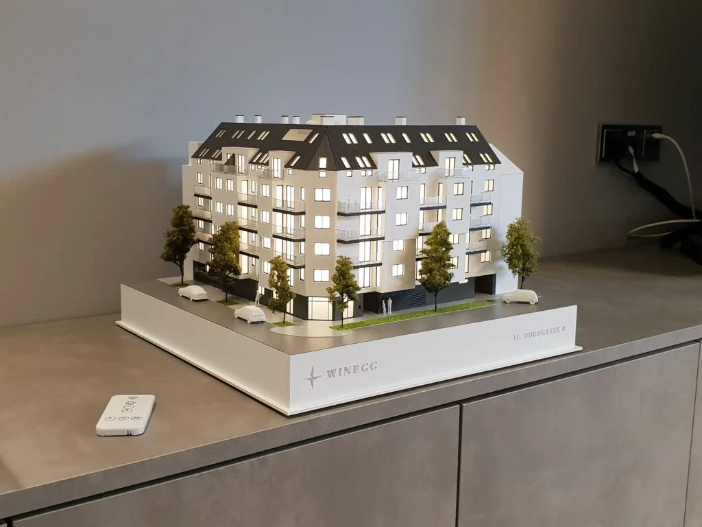 Architekturmodell Wien – Immobilienmodell im Maßstab 1:100, Wohnhaus mit Beleuchtung, hohem Detailgrad, Balkonen, Fassadendetails und Begrünung.