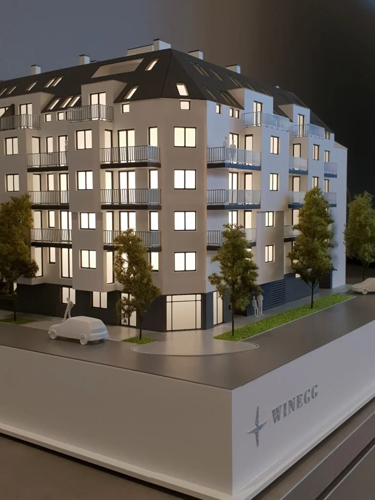 Verkaufsmodell Wohnanlage mit Innenhof, Terrassen und Begrünung – detailgetreues Immobilienmodell für Präsentationen.