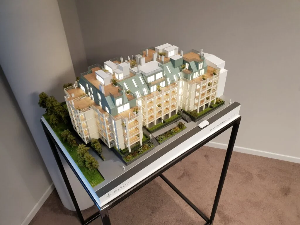 Architekturmodell 1:100 – modernes Wohnprojekt mit Dachgärten, Terrassen und detaillierten Fassaden, ideal für Investorenpräsentationen.