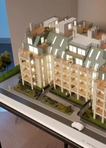 Architekturmodell Wien – Immobilienmodell im Maßstab 1:100, Wohnhaus mit Dachterrassen, Begrünung, Fassadendetails, hoher Detailgenauigkeit und Beleuchtung.