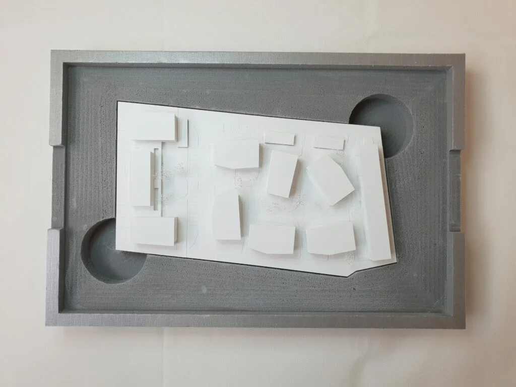 Architekturmodell in grauer Schutzform – stabile Verpackung für sicheren Transport von Wettbewerbs- und Präsentationsmodellen.