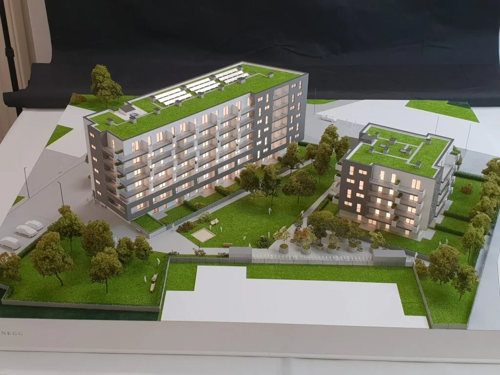 Architekturmodell Wohnanlage – detailreiches Immobilienmodell mit Beleuchtung, begrünten Dachflächen und realistischen Grünanlagen.