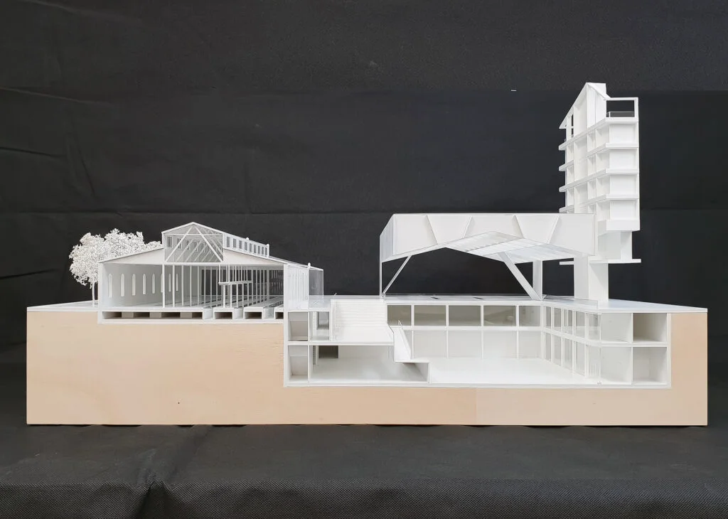 Funktionsmodell Industriehalle mit Dachkonstruktion und modernem Wohnblock, kombiniert als städtebauliches Präsentationsmodell.