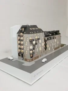 Architekturmodell 1:200 – Wohnhausprojekt von Winegg mit Balkonen, beleuchteten Wohnungen und moderner Architektur.