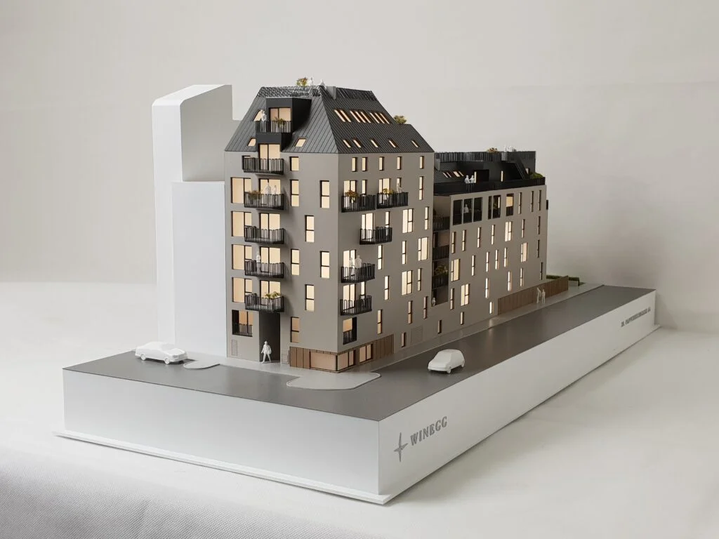 Architekturmodell Wien – Immobilienmodell im Maßstab 1:100, Wohnhaus mit Balkonen, hoher Detailgenauigkeit, Fassadengestaltung und integrierter Beleuchtung.