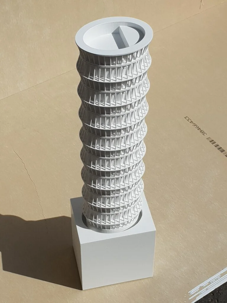 Architekturmodell Hochhaus 1:200 – Wettbewerbsmodell mit dynamischer Fassadenstruktur und modernem skulpturalem Design.