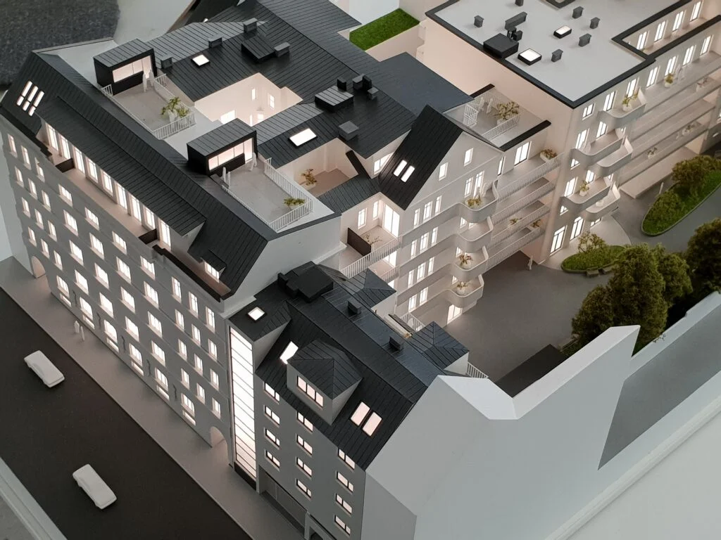Architekturmodell Wien – Immobilienmodell im Maßstab 1:100, Wohnhaus mit Innenhof, filigranen Balkonen, begrünten Dachterrassen und realistischen Fassaden.