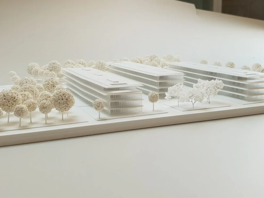 Wettbewerbsmodell 1:500 – Büro- und Verwaltungsgebäude in Langform mit transparenter Fassadengestaltung.