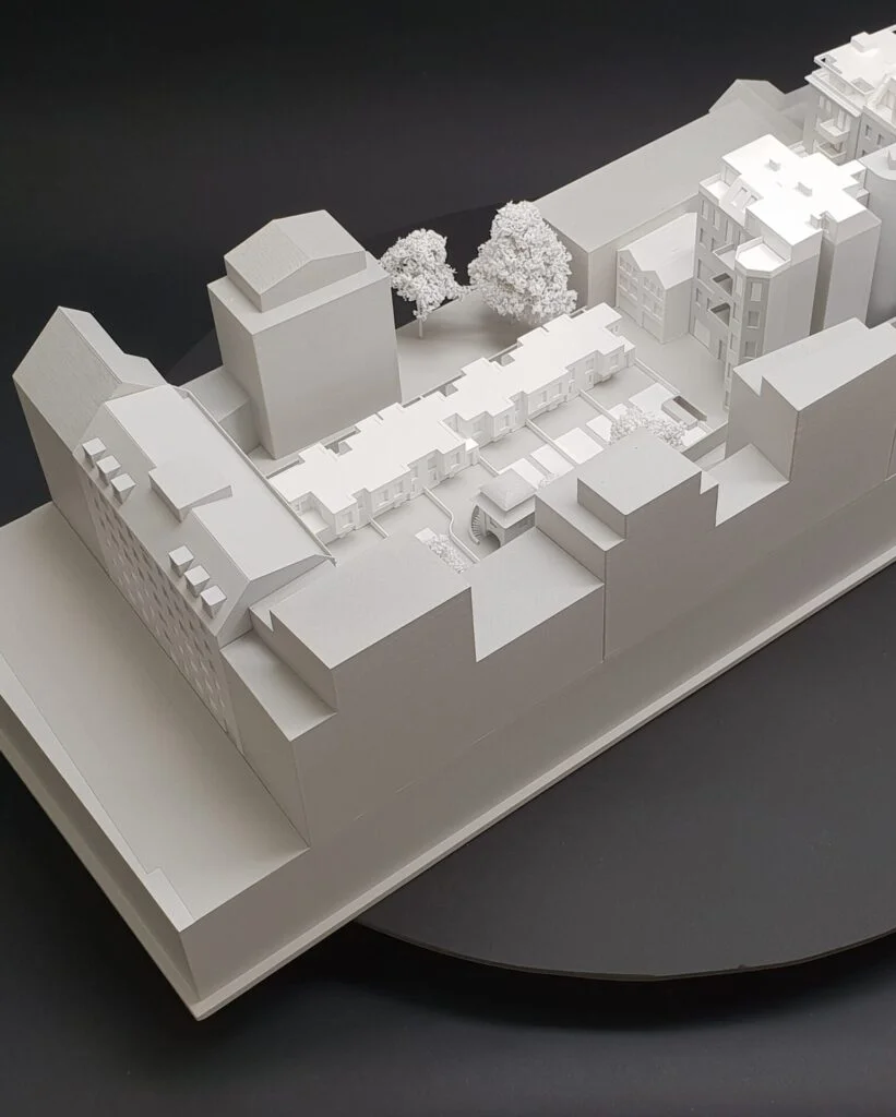 Architekturmodell mit homogener Darstellung – Innenhofbebauung mit vereinfachten Volumen und Bäumen.