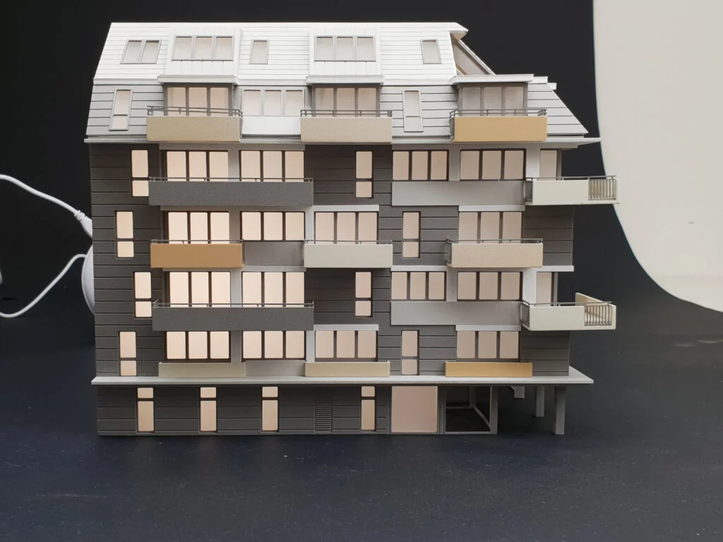 Bemusterungsmodell Wohnhaus – detaillierte Fassade mit Balkonen, Fensterflächen und Materialstudie zur Projektvisualisierung.