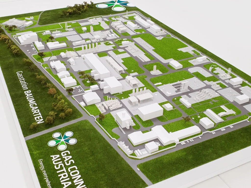Industriemodell Gasstation Baumgarten – maßstabsgetreues Architekturmodell einer Energieanlage mit Gebäuden, Infrastruktur und grünen Flächen.