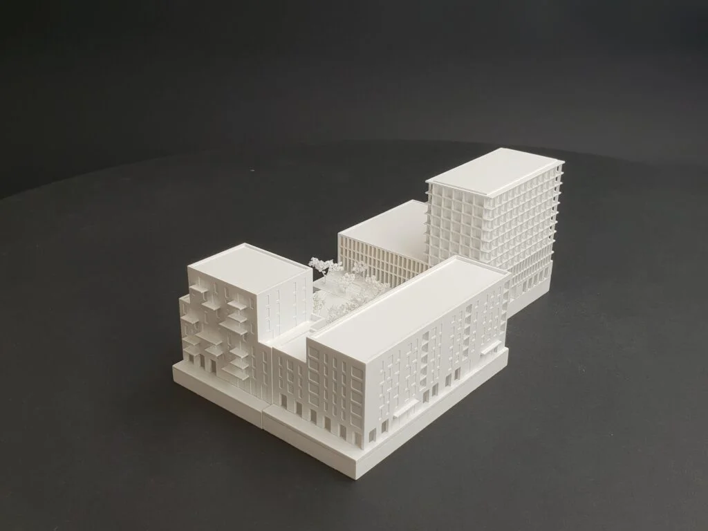 Wettbewerbsmodell 1:500 – Wohngebäude-Komplex mit Innenhof, abgestuften Baukörpern und klarer Fassadengliederung.