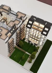 Architekturmodell – Immobilienmodell im Maßstab 1:200, Wohnhaus mit Innenhof, Balkonen, Begrünung, hoher Detailgenauigkeit und Beleuchtung.