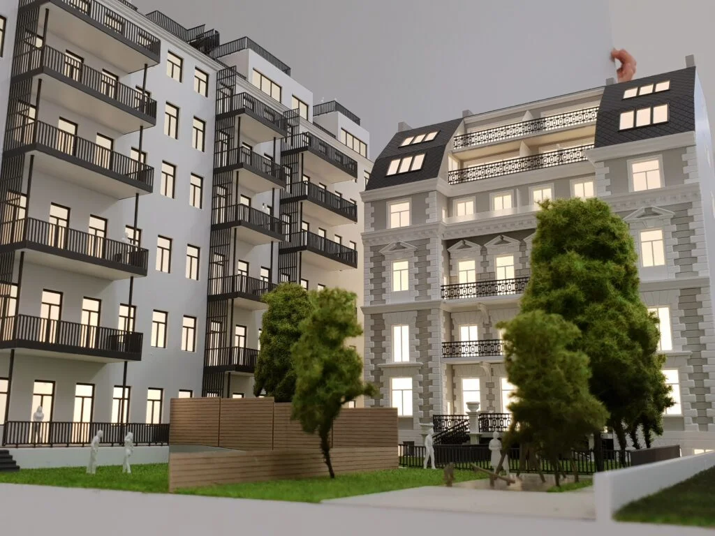 Vollfarbiges Architekturmodell 1:100 – Wohnanlage mit Altbau, Neubau, Balkonen und Begrünung.
