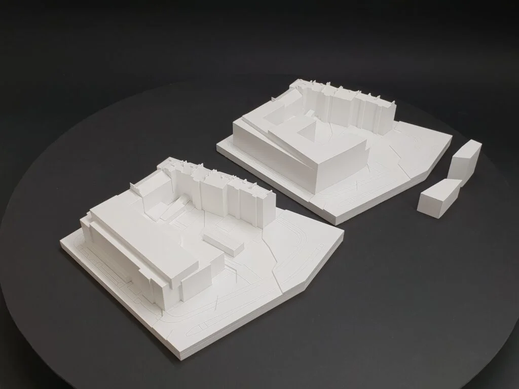 Wettbewerbsmodell 1:500 – Stadtkontext mit Blockstruktur, abstrahierten Baukörpern und klarer Grundstücksgliederung.