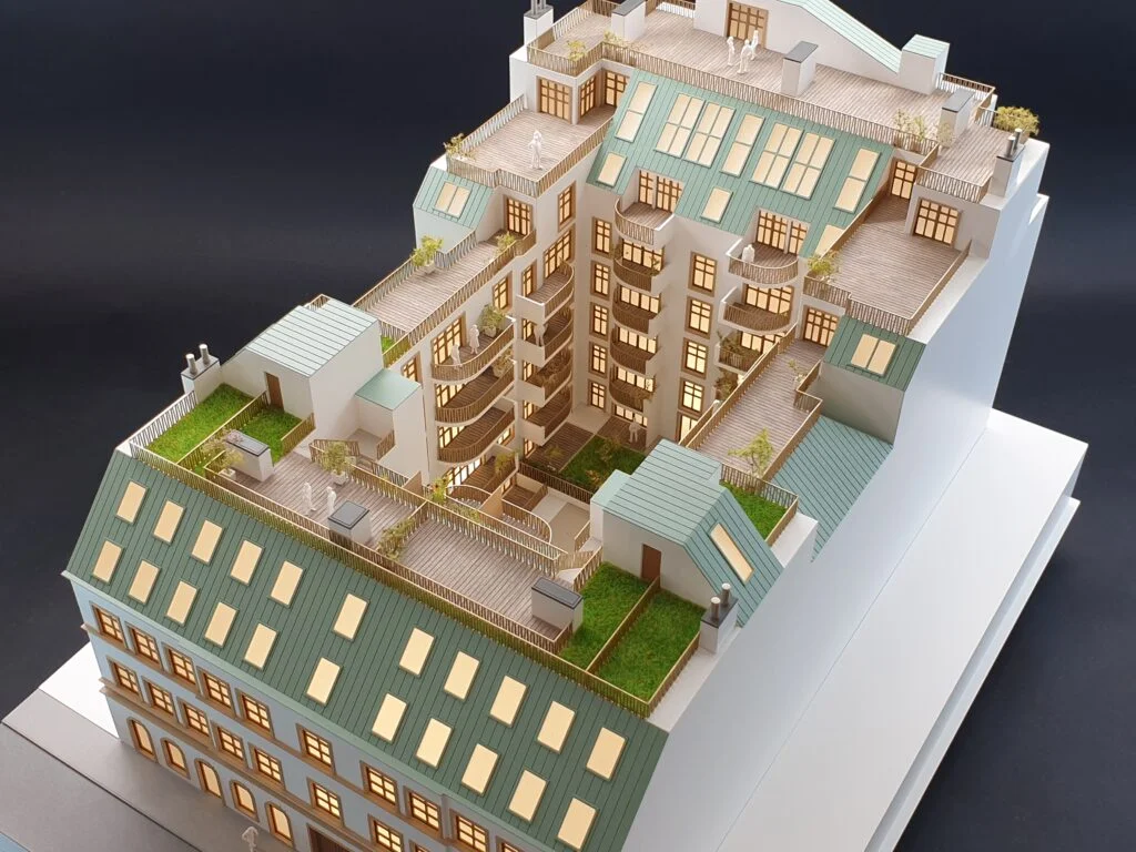 Architekturmodell Wien – Immobilienmodell mit Beleuchtung, Dachterrassen, begrüntem Innenhof und detaillierten Fassaden.