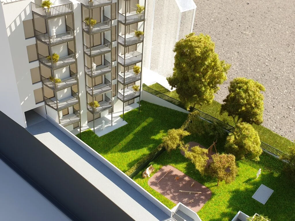 Verkaufsmodell Wohnhaus mit Dachgärten, Terrassen und Fassadendetails – hochwertiges Immobilienmodell für Präsentationen.